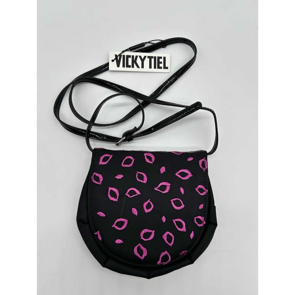 Vicky Tiel Black Fuchsia Lips Embroidered Print Small Crossbody‎ Purse Bag